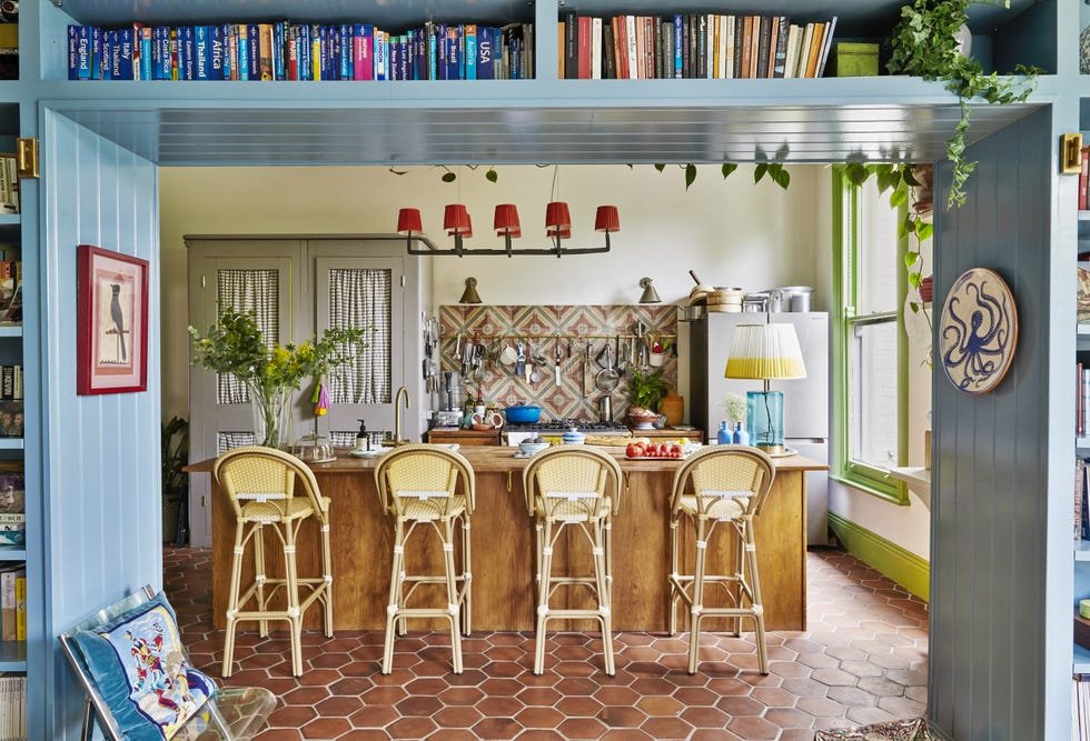 Lifestyle influencer Jodie Hazlewood (@thehouseupstairs) kept the efficient kitchen work triangle layout here